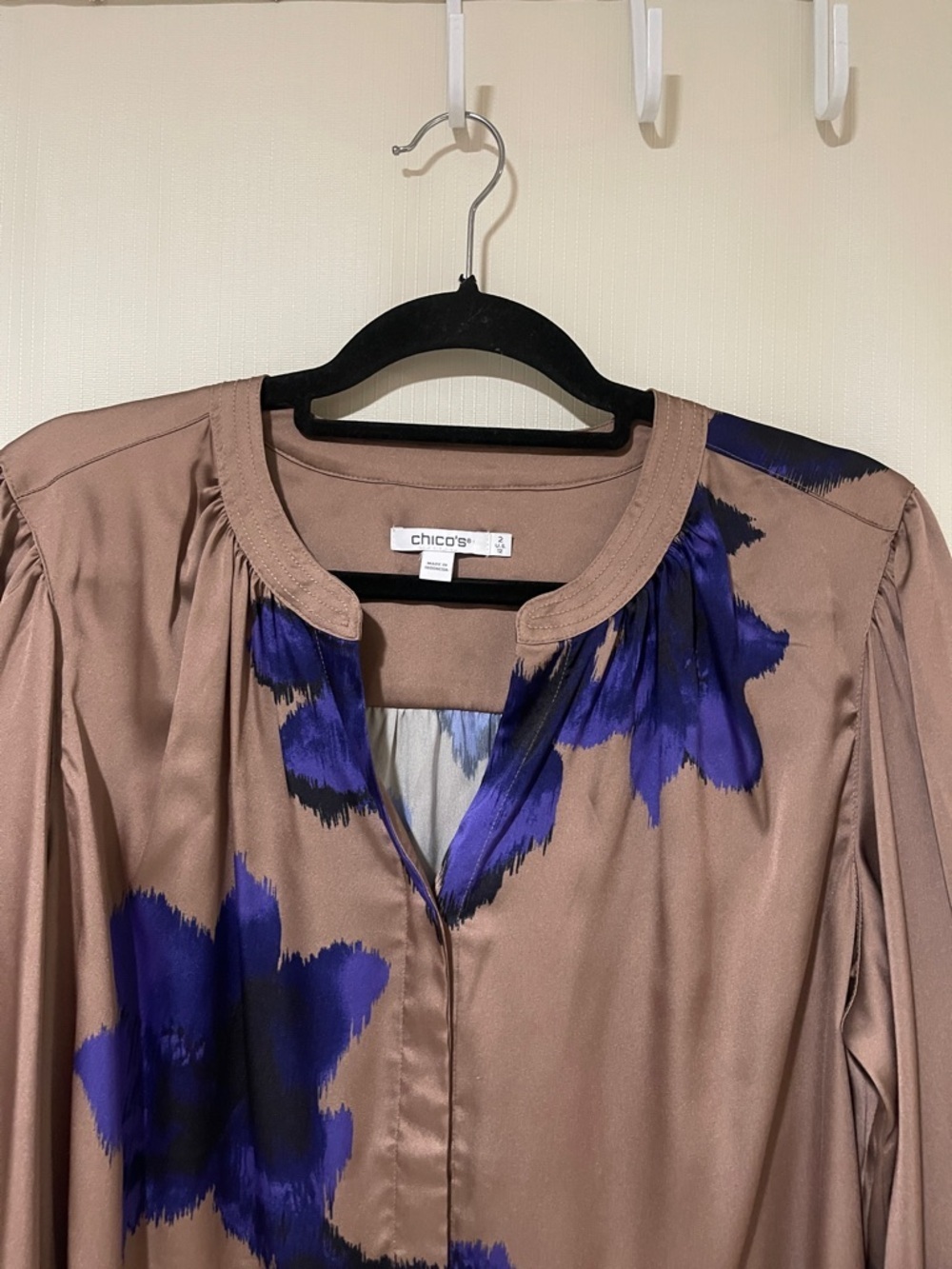 Chico's Taupe Blouse with Bold Blue Floral Print Size 2 or U.S. Large Like New - Picture 3 of 9